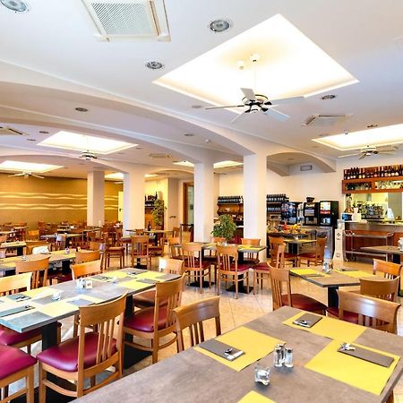 Hotel Angelus Римини Екстериор снимка