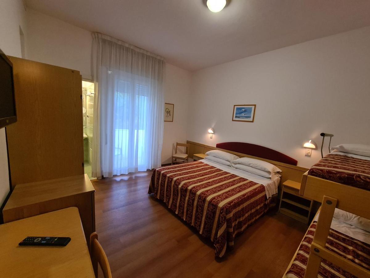 Hotel Angelus Римини Екстериор снимка