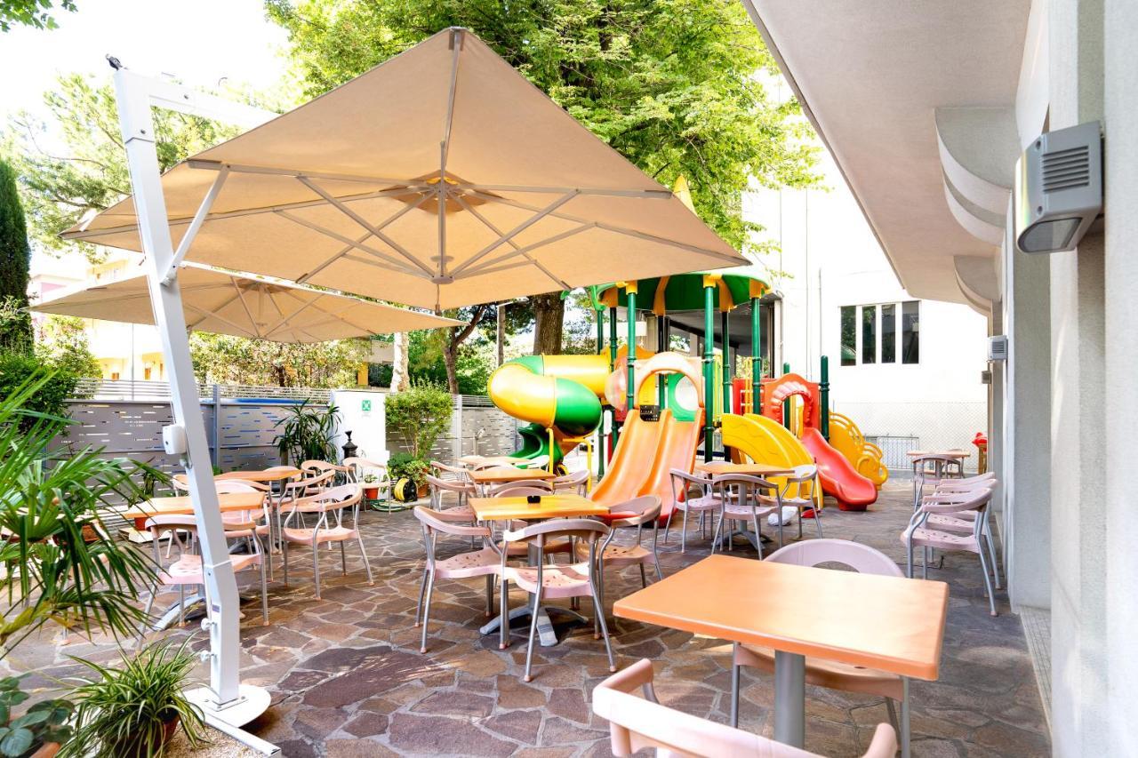 Hotel Angelus Римини Екстериор снимка