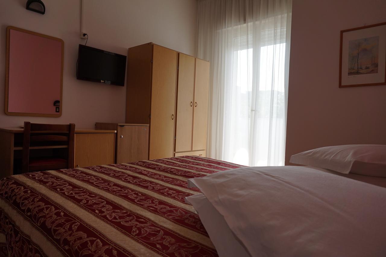 Hotel Angelus Римини Екстериор снимка