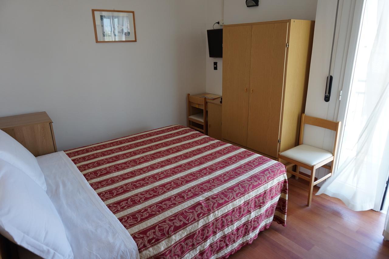 Hotel Angelus Римини Екстериор снимка