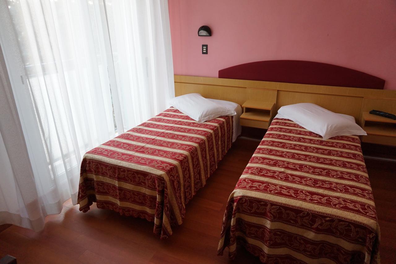 Hotel Angelus Римини Екстериор снимка
