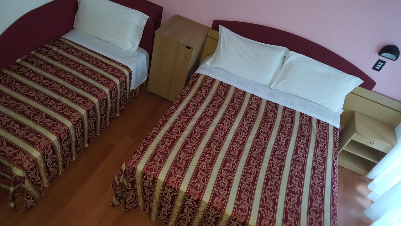Hotel Angelus Римини Екстериор снимка