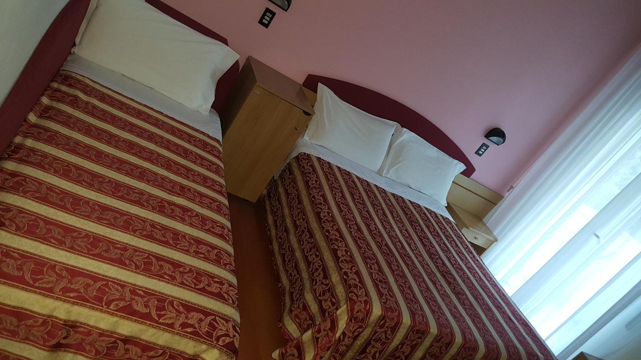 Hotel Angelus Римини Екстериор снимка