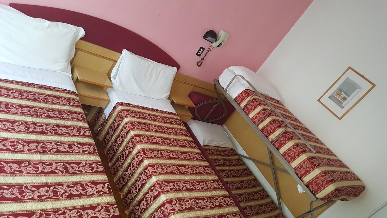 Hotel Angelus Римини Екстериор снимка